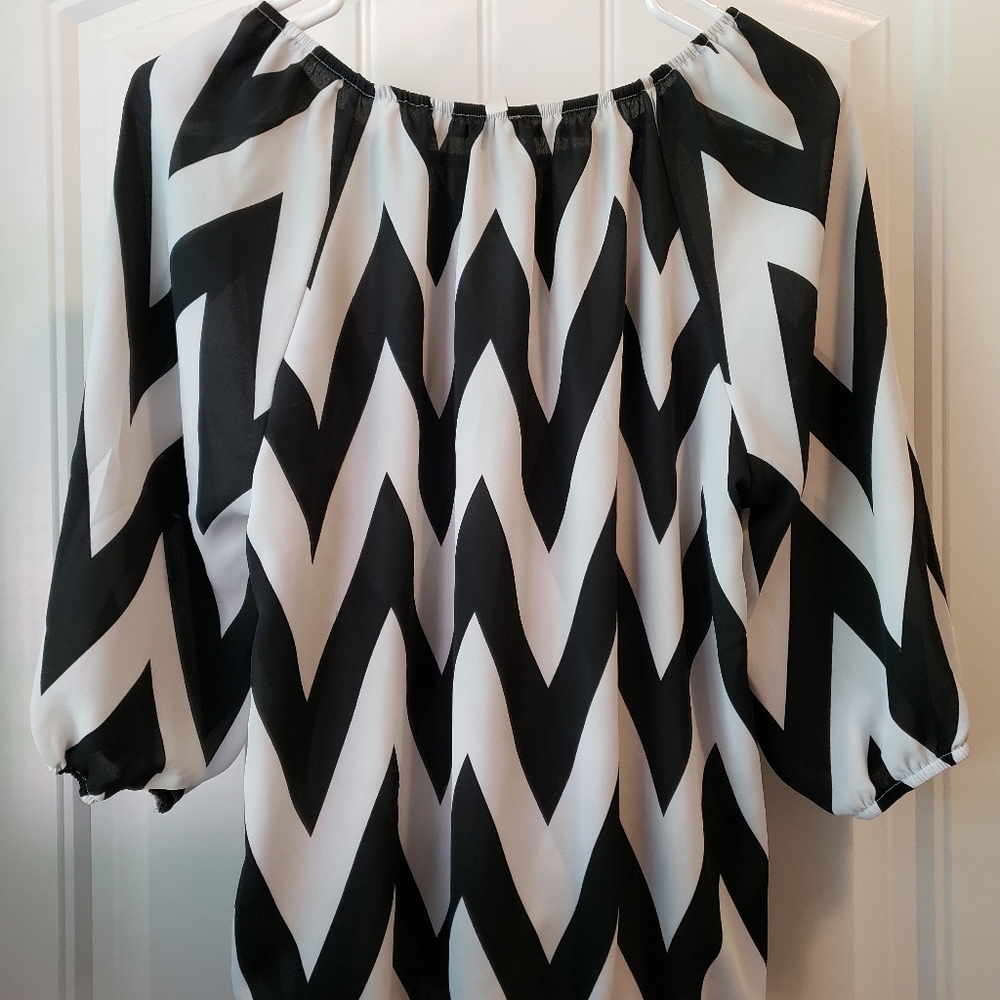 Black and white Chevron top Size M